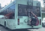 Парня из Бобруйска, который катался на троллейбусе снаружи, задержали