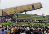 Нарушилось расписание: в Индии 15 человек погибли после столкновения поездов