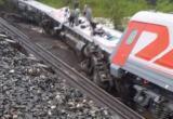 В России с рельсов сошли 9 вагонов поезда с пассажирами