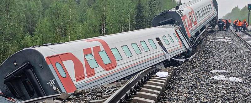 Тела трех погибших обнаружили после крушения поезда в Коми