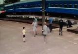 Милиционер вытащил мужчину из-под колес поезда в Ивацевичах – видео