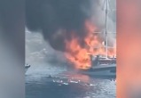 Люди прыгали в море - пожар случился на яхте у курорта Мармарис