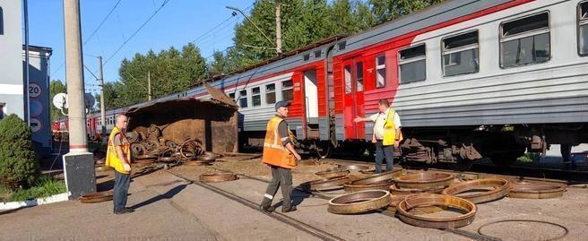 Жесткая авария электрички и грузовика в Питере попала на видео