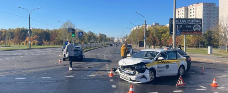 Таксист выехал на красный и совершил двойное ДТП в Минске