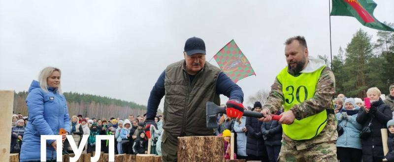 Лукашенко презентовал белорусский топор на чемпионате по колке дров