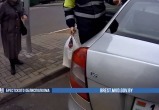 В Бресте сотрудники ГАИ помогли бабушке донести сумки