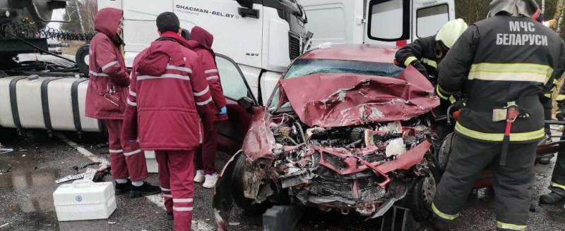 Водителя и пассажира из авто после ДТП доставали спасатели в Ветковском районе