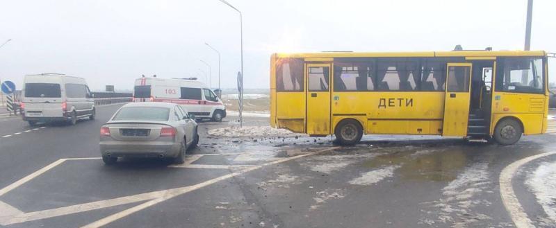 Ауди столкнулась со школьным автобусом под Слуцком