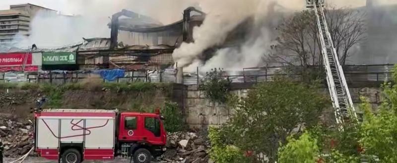 Пожар на туристическом рынке в центре Тбилиси