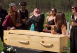 Liquid Death и WhistlePig выпустили виски, выдержанный в гробу Liquid Death и WhistlePig выпустили виски, выдержанный в гробу