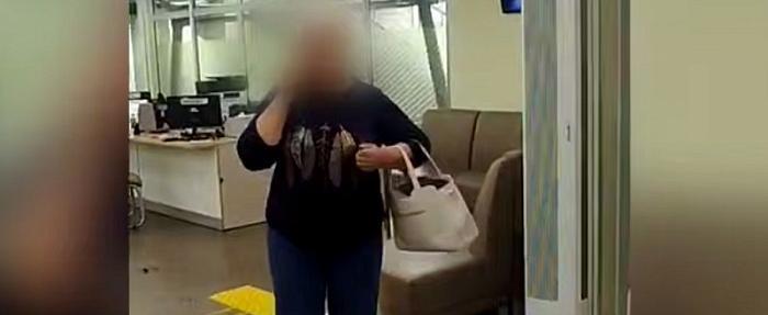Пенсионерка по указке мошенников облила банк зелёнкой