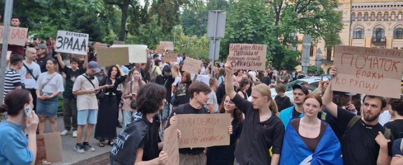 Украина протестует против закона Зеленского о подчинении НАБУ и САП Генпрокуратуре