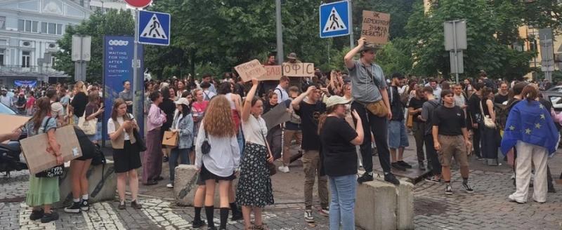 Почему украинцы не протестовали против мобилизации, но вышли на улицы после закона Зеленского?