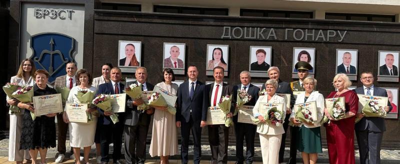 В Бресте установили Доску Почёта ко Дню города