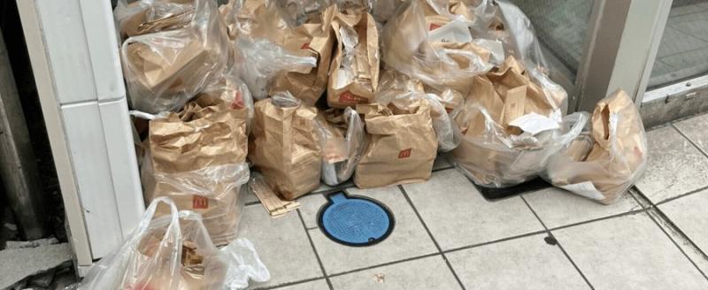 Покупатели скупали «Хэппи Мил» ради карточек, а еду выбрасывали — McDonald’s остановил акцию