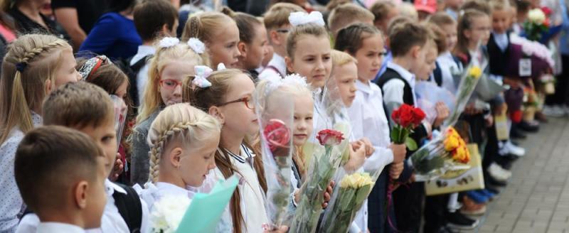 Школы с 1 сентября: без телефонов на уроках и новые правила для родителей