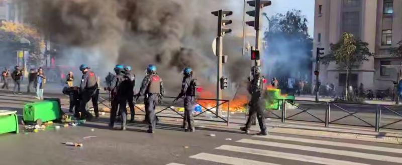 Массовые протесты во Франции: в Париже перекрывают улицы и жгут костры