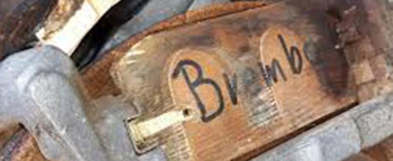 Мужчина купил автомобиль с деревянными тормозными колодками