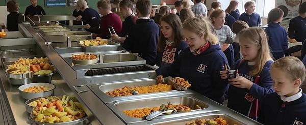 В школах Беларуси вводят шведские столы