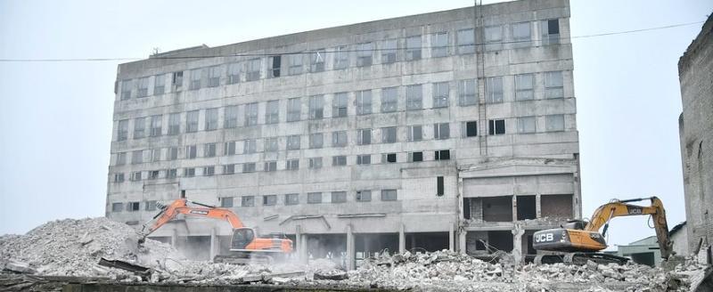В Барановичах начали сносить 32-метровую «высотку Бархима» — долгострой ликвидируют спустя 30 лет