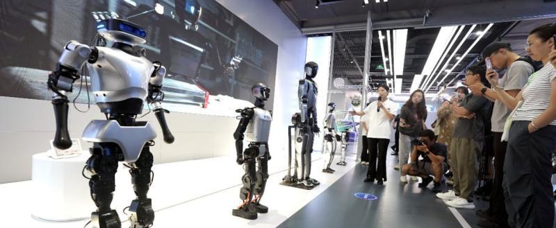 Первый 7S-магазин гуманоидных роботов отрылся в Китае