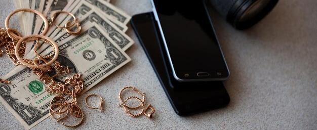 В России раскрыли схему вербовки российских школьниц для работы в эскорте