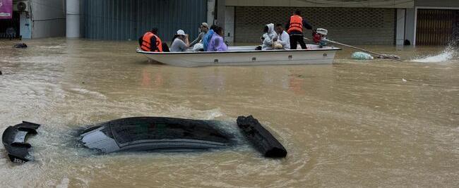 Впервые за 300 лет: от наводнения в Таиланде уже пострадали 16 регионов