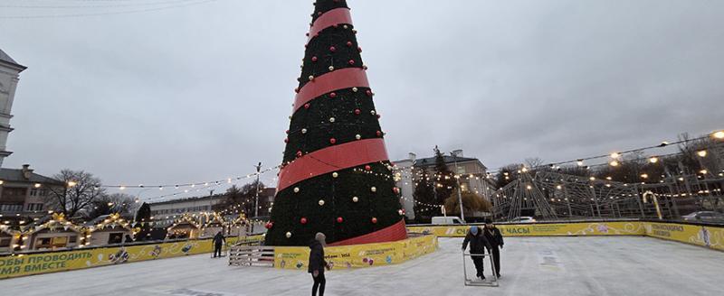 Каток возле главной елки Бреста начал работу