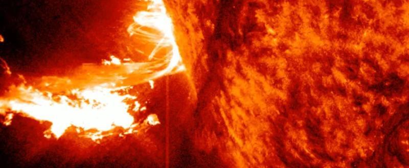 К Земле движется облако плазмы после двойной солнечной вспышки М-класса.