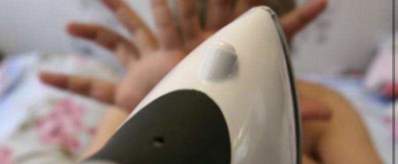 В Гомеле двое мужчин пытали знакомого раскаленным утюгом