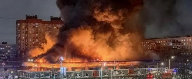 В Санкт-Петербурге потушен крупный пожар на Правобережном рынке, есть погибший