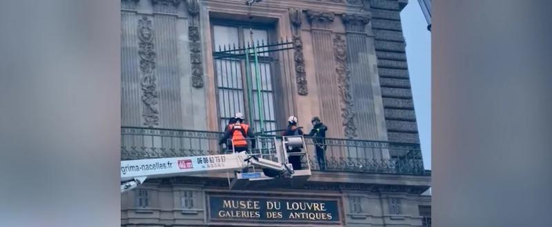 Окна Лувра закрывают решетками