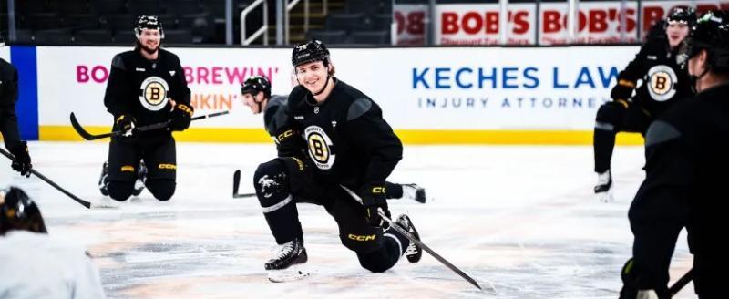 Белорусский хоккеист Владислав Колячонок впервые вышел на лед за «Бостон Брюинз»