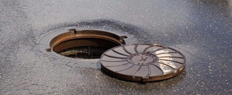 В Минске мужчина вылез из канализационного люка голым. Прохожие позвонили в милицию