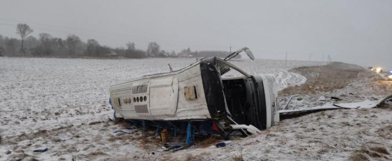 На трассе М1 в Толочинском районе опрокинулся автобус: есть погибшая 