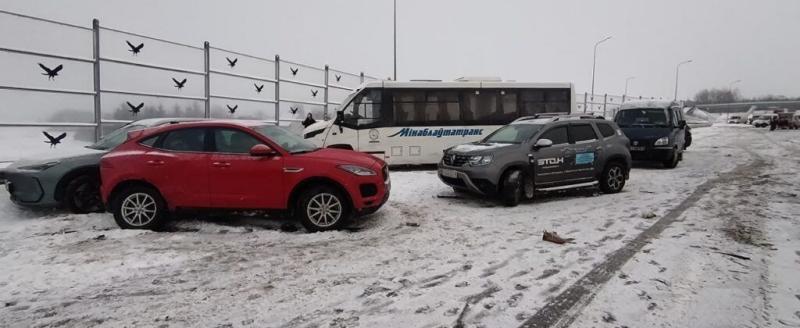 На трассе Р53 произошло ДТП с участием 7 автомобилей, движение в сторону Смолевичей перекрыто