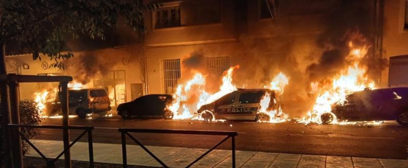 Во Франции в новогоднюю ночь из-за фейерверков сгорело 813 автомобилей