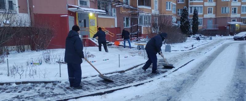 Минский ЖКХ организовал бесплатную выдачу лопат для уборки снега