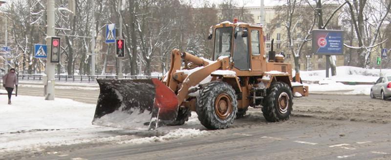 Более 1,5 тысячи единиц спецтехники выйдут на борьбу со снегом на дорогах Беларуси
