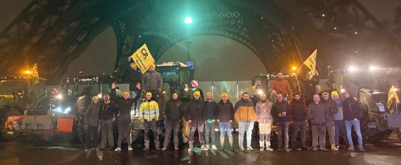 Фермеры на тракторах прорвались в центр Парижа, протестуя против сделки ЕС с Меркосур