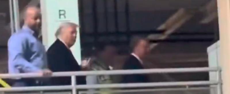 Трамп показал средний палец рабочему на заводе Ford, Белый дом назвал это «адекватным ответом»