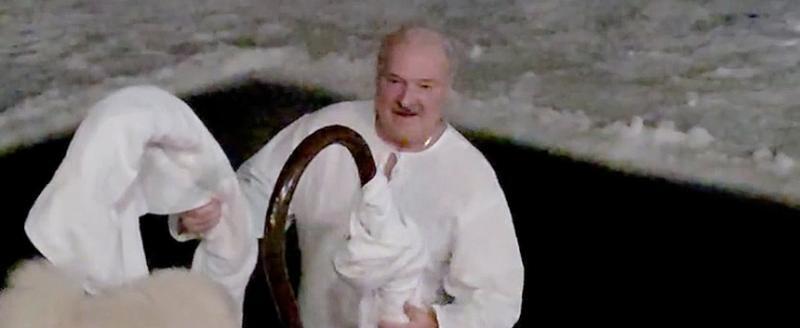 Александр Лукашенко принял участие в крещенских купаниях