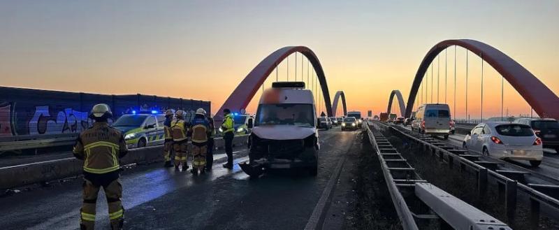 В Германии ДТП из 26 машин парализовало автобан А42 под Эссеном