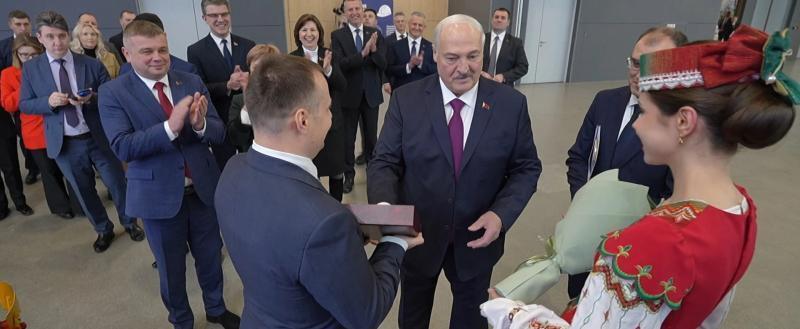 Лукашенко вручил Государственные знаки качества 12 белорусским брендам
