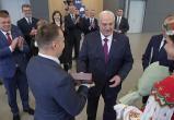Лукашенко вручил Государственные знаки качества 12 белорусским брендам