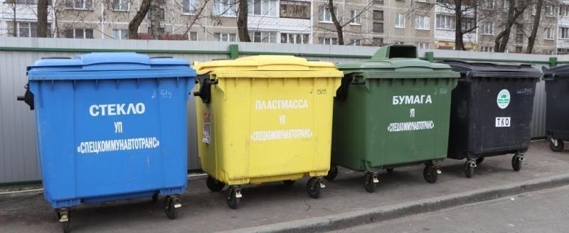 Минчане задались вопросом: почему мусор из разных баков грузят в одну машину