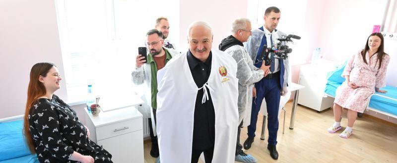 Лукашенко в рамках рабочего визита по Гомельской области приехал в Петриковский район