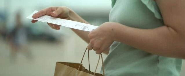 Брала по одной цене, пробили по другой: минчанка спросила, как ей быть