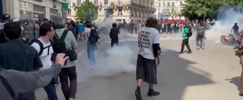 В полицию летели камни и бутылки: как во Франции отметили 1 мая