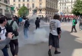В полицию летели камни и бутылки: как во Франции отметили 1 мая